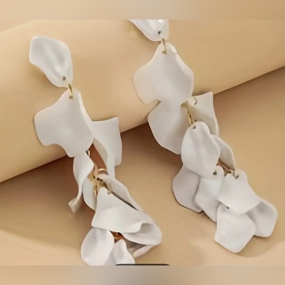 ✨NWT White Pearl Petal Drop Earrings ✨ with GIFT BOX 🎁 - Picture 1 of 4